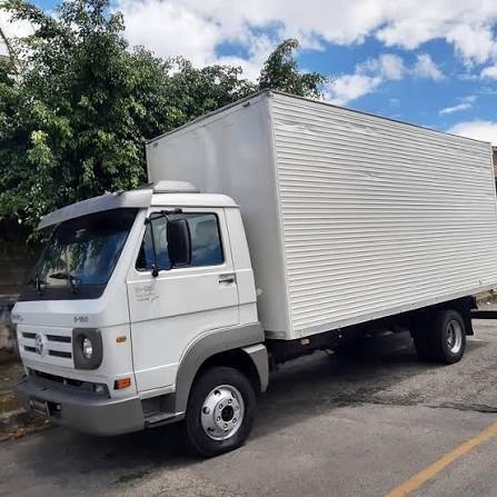 Caminhão-baú para fretes e mudanças em Maringá